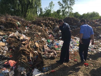 Un sicriu cu resturi umane a fost descoperit lângă groapa de gunoi a Craiovei - FOTO