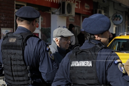 Vaslui: Intervenţie a Jandarmeriei la un protest a zeci de localnici, în faţa unei primării, nemulţumiţi de excluderea din partid a viceprimarului