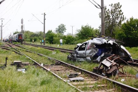Buzău: Trafic feroviar blocat după ce un tren a lovit o maşină; şoferul, în stare gravă. FOTO
