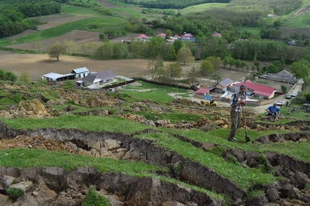 Prefectul de Vaslui: Familiile afectate de alunecările de teren de la Lingurari, de acord cu strămutarea în caz de necesitate