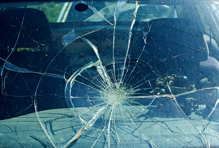 Constanţa: Un şofer băut a provocat un accident rutier, rănind uşor o femeie, iar apoi a intrat în vitrina unei farmacii