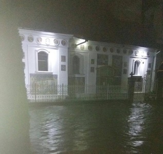Caraş-Severin: 80 de gospodării din localitatea Glimboca au fost inundate după o ploaie puternică - FOTO, VIDEO
