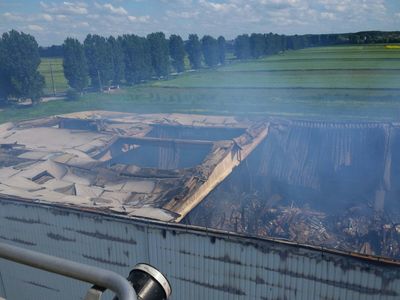Incendiul care a izbucnit la un depozit cu arhive din Ilfov, nedeclarat stins la peste 60 de ore de la izbucnire; se acţionează în continuare pentru lichidarea lui