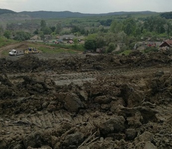 Şase gospodării din judeţul Vâlcea, evacuate în urma unei alunecări de teren. Pompierii au mai intervenit în Capitală şi în alte patru judeţe - FOTO