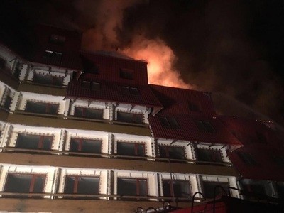 Incendiu la un hotel aflat în renovare, din Poiana Braşov. La faţa locului intervin şase autospeciale de stingere şi o autoscară