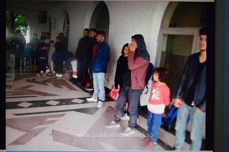 Treizeci şi doi de irakieni, solicitanţi de azil în România, găsiţi ascunşi într-un automarfar cu mobilă de către poliţişti de frontieră de la PTF Borş