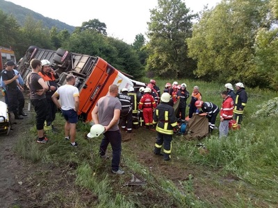 UPDATE Un autocar cu tineri s-a răsturnat pe drumul dintre Râşnov şi Pârâul Rece - 16 persoane au fost rănite, cinci fiind în stare gravă. Infotrafic - pierderea controlului volanului în curbă, cauză a accidentului FOTO, VIDEO