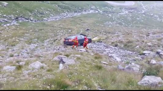 Mai mulţi turişti aflaţi pe Transfăgărăşan au rămas fără maşină, după ce au coborât să facă fotografii şi nu au tras frâna de mână - VIDEO