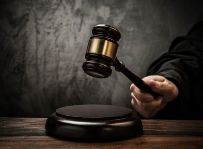 Doi bărbaţi judecaţi pentru că ar fi şantajat un preot, achitaţi de Judecătoria Constanţa; decizia nu este definitivă