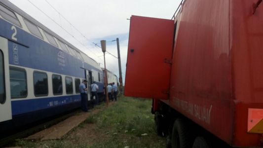 Locomotiva unui tren care circula pe ruta Craiova- Bucureşti şi care avea în compunere trei vagoane a luat foc - FOTO