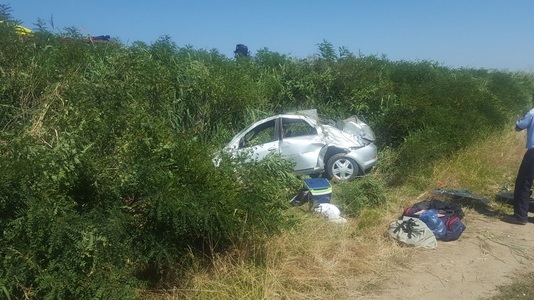 Doi răniţi într-un accident petrecut pe autostrada Bucureşti - Piteşti, după ce o maşină s-a răsturnat în afara şoselei 