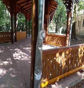 Timiş: Unsprezece burlane ale colonadei din Buziaş, recent renovată, au fost vandalizate