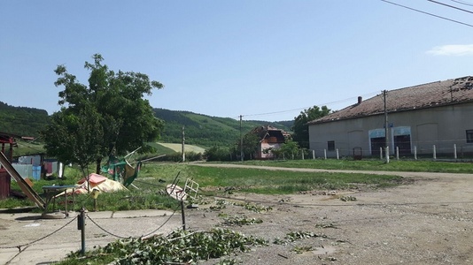 Acoperişurile a zeci de case au fost afectate în urma unei furtuni puternice, într-un sat din judeţul Mureş