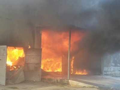 Galaţi: Dosar penal în cazul incendiului de la depozitul de hârtie şi mase plastice; intervenţia pompierilor continuă