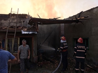 Caraş-Severin: Acoperişul unei case, 80 de tone de fân şi 50 de păsări au ars într-un puternic incendiu
