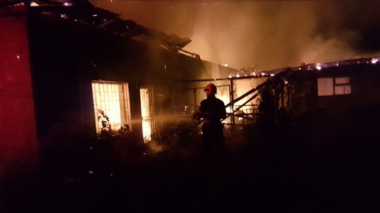 Incendiu puternic la fosta fabrică de mobilă din Târgu Neamţ. Pompierii au intervenit mai multe ore, cu cinci autospeciale - FOTO