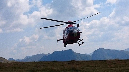 Braşov: O femeie de 59 de ani care s-a rănit după ce a căzut pe stânci, preluată de un elicopter SMURD şi transportată la spital. FOTO