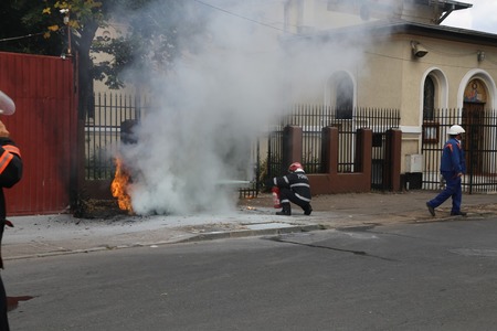 Traficul a fost deblocat în zona Ferentari din Capitală, unde trei case au fost cuprinse de incendiu. E-Distribuţie Muntenia: Focul a pornit după ce un muncitor de la o firmă terţă a lovit cablurile RATB