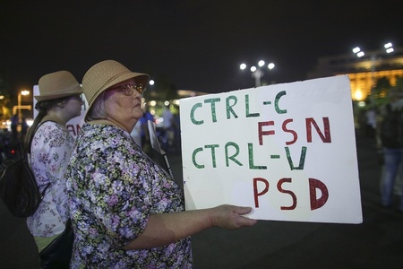 Manifestaţie de susţinere a conservării zonei Roşia Montană, în Piaţa Victoriei - FOTO. VIDEO