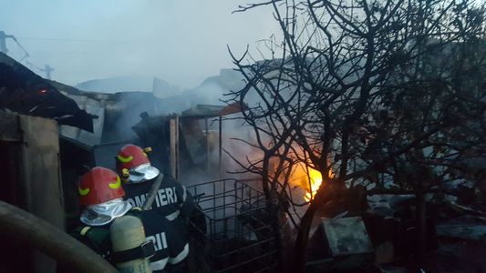 Incendiu la un service auto din comuna Brăneşti, judeţul Ilfov. Hala s-a prăbuşit, o persoană fiind rănită şi două maşini arzând în totalitate