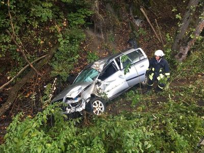 O maşină s-a răsturnat într-o râpă din Pădurea Bogăţii, două persoane fiind rănite