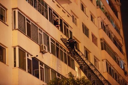 O femeie stă agăţată de un balcon situat la etajul al cincilea al unui bloc turn din Buzău şi ameninţă că se aruncă în gol