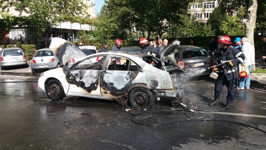 O maşină a explodat în centrul municipiului Braşov din cauza instalaţiei GPL, şoferul fiind rănit