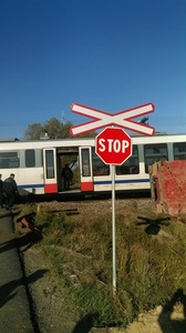 Harghita: Trafic feroviar oprit, după ce un tren a lovit o maşină, şoferul fiind grav rănit