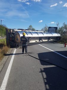 Dâmboviţa: Trafic întrerupt pe DN 72, după ce o cisternă plină cu motorină s-a răsturnat