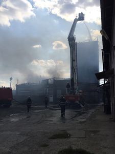 Un bărbat a suferit arsuri în urma unui puternic incendiu care a cuprins o brutărie din Oradea