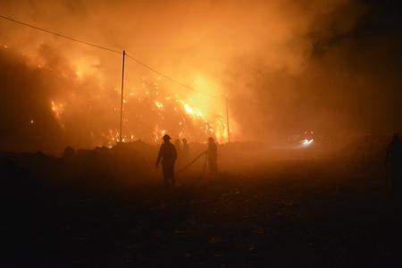 Prahova: Incendiu puternic la o vopsitorie din Brazi - VIDEO