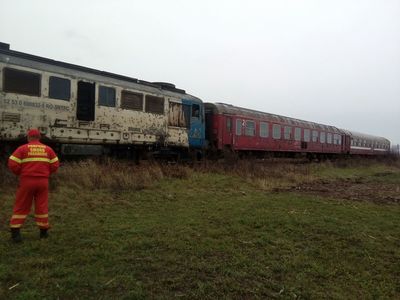 Locomotiva unui tren în care se aflau 100 de pasageri a luat foc în Mureş; nu există victime. FOTO