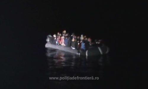 Peste 70 de persoane aflate pe o barcă gonflabilă în Marea Egee, salvate de poliţiştii de frontieră români