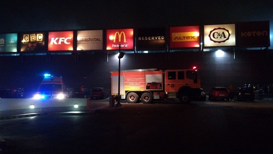 Incendiul izbucnit la un mall din Constanţa a fost stins