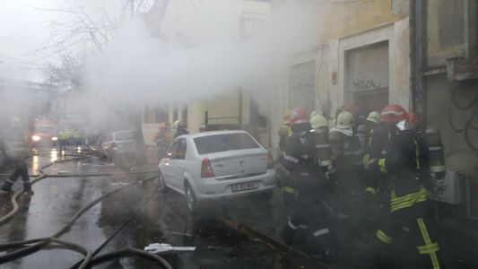 Un bărbat a suferit arsuri grave în urma unui incendiu la o casă din Bucureşti. FOTO