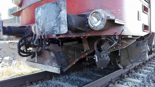 Trafic feroviar blocat în judeţul Harghita, după ce un tren a lovit un TIR, şoferul fiind rănit