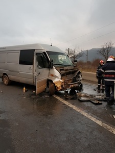 Plan roşu de intervenţie în judeţul Hunedoara după ce un autotren şi un microbuz s-au ciocnit, 9 persoane fiind rănite