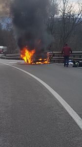 Vâlcea: Trafic blocat pe DN 7, după ce un autoturism a luat foc în mers