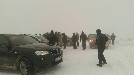 Turiştii blocaţi la o cabană din Vâlcea au putut pleca după ce drumul a fost deszăpezit
