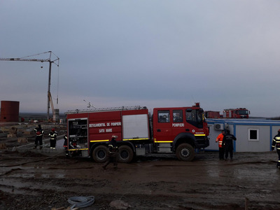 ISU Satu Mare: Flacăra incendiului de la sondă a fost stinsă; zona este monitorizată pentru emisiile de gaz
