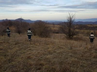 Un băiat de nouă ani din Caraş-Severin care a dispărut pe un deal, deşi era cu tatăl său, este căutat de poliţişti, jandarmi şi localnici