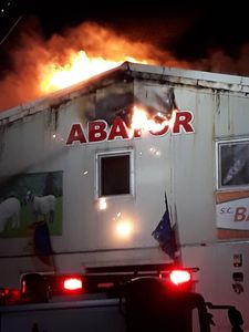 Incendiul izbucnit la un abator din Prahova, stins după aproximativ cinci ore. VIDEO
