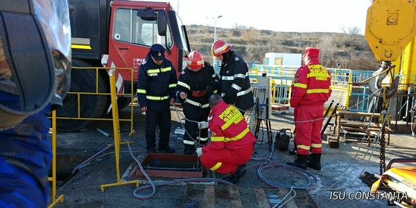 Constanţa: Intervenţie a pompierilor după ce un bărbat a căzut într-un puţ, în localitatea Ovidiu. FOTO, VIDEO