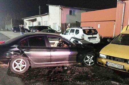 Arad: Poliţist local cercetat penal după ce s-a urcat băut la volan şi a avariat cinci maşini parcate. FOTO