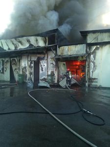 Incendiu la un service auto din Câmpina în care se află anvelope şi acumulatori auto. VIDEO
