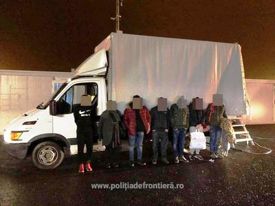 Şase migranţi din Irak şi Siria, găsiţi la Nădlac înghesuiţi sub prelata remorcii unui camion 