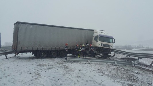 Hunedoara: Trafic blocat pe autostrada A1, între Simeria şi Orăştie, după ce un TIR a derapat; şoferul este rănit. VIDEO