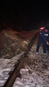 Circulaţie feroviară, închisă pe ruta Orşova-Caransebeş, după ce la Băile Herculane au căzut stânci de pe versanţi pe calea ferată, reluată pe un fir. FOTO/VIDEO