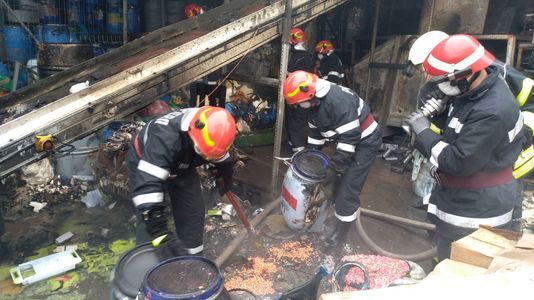 Incendiu la o hală de lângă groapa de gunoi Rudeni, judeţul Ilfov; în interior sunt substanţe inflamabile