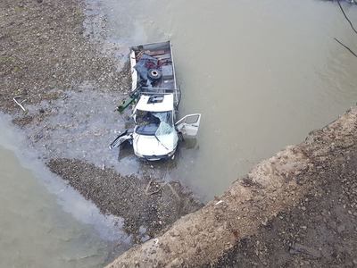 O persoană a murit şi două au fost rănite după ce o camionetă a căzut de pe un pod, în judeţul Suceava